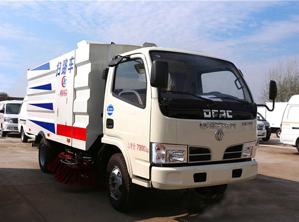 東風(fēng)掃路車(chē)