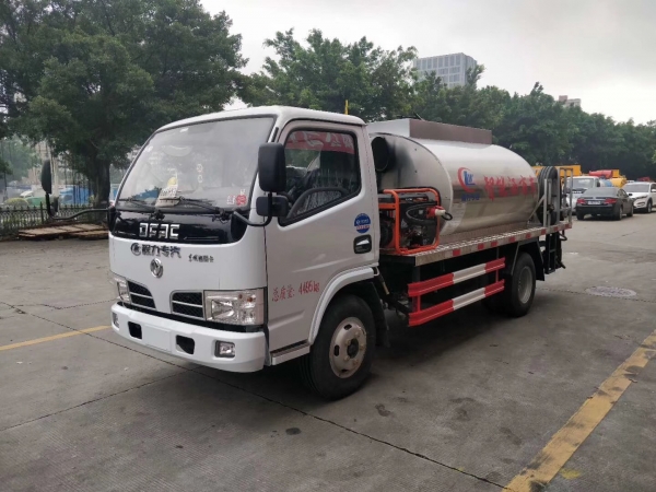 瀝青灑布車(chē)