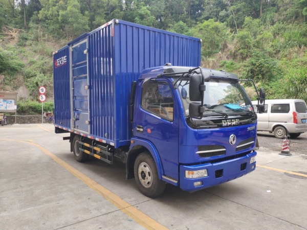 東風(fēng)福瑞卡寬體箱式貨車(chē)