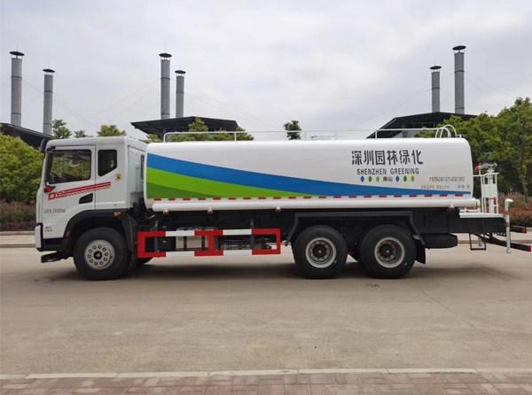 東風(fēng)八輪灑水車(chē)